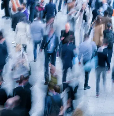 Plusieurs personnes floutées dans un hall d'accueil orientation