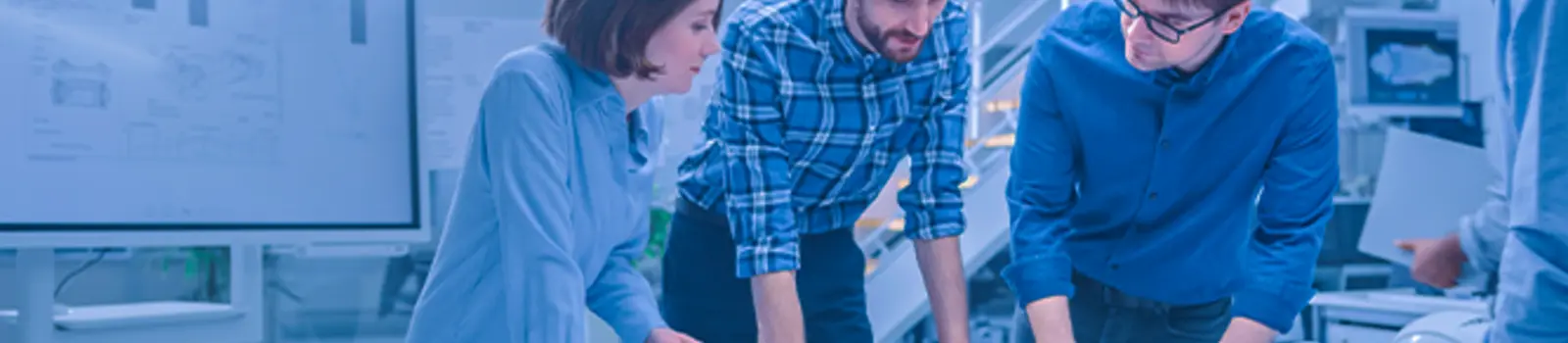 employés d'une entreprise autour d'un bureau