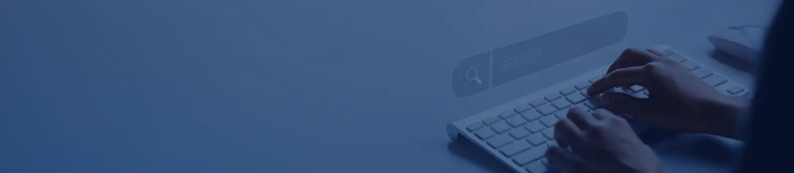 Personne utilisant un clavier d'ordinateur.