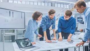 employés en entreprise autour d'un bureau