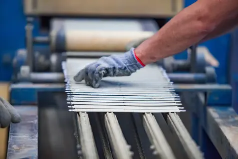 la main d'une personne en usine avec des dossiers